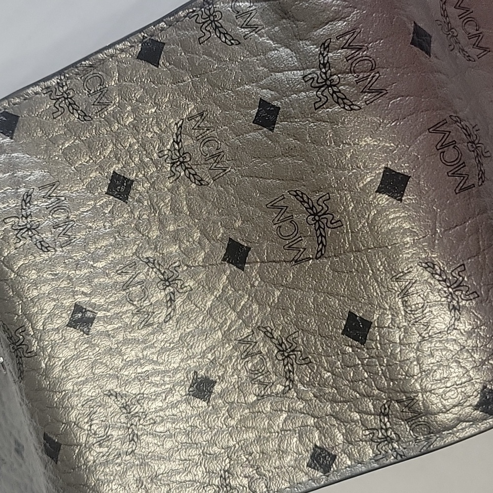 MCM Viesto Berlin 3 Fold Silver Leather Monogram Unisex Wallet - Picture 5 of 12